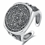 bague décorée de symboles vikings