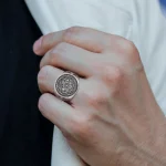 anneau viking avec motifs runiques