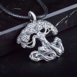 accessoire arborant un arbre de vie en argent