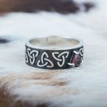 bague argentée triquetra