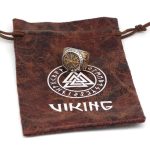 bague décorée de runes
