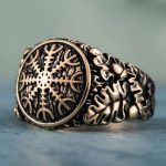 bague en bronze motif aegishjalmur