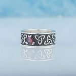 bague triquetra design en argent